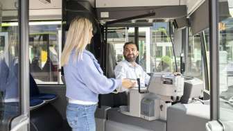 Wanderbus Lüderenalp Busfahrer mit Kundin