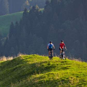 MTB Fahrer im Hügelparadies Emmental-