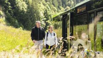 Wanderbus Lüderenalp älteres Paar