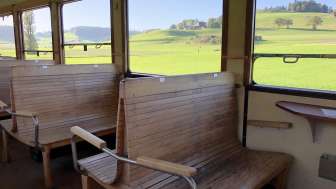 Im Cabriolet Eisenbahnwagen durchs Emmental, Leere Bänke