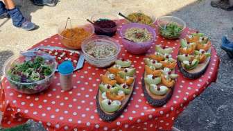 Steigärtli Lüderen Tisch mit Essen
