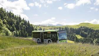 Wanderbus Lüderenalp Bus in schöner Landschaft