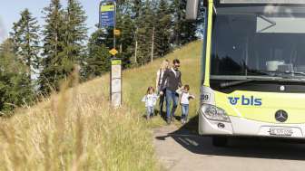 Wanderbus Lüderenalp Familie und Bus