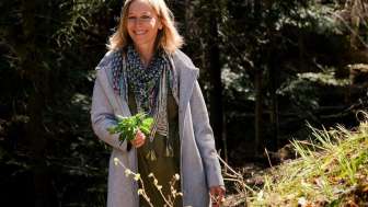 Claudia Schmid in ihrem Garten