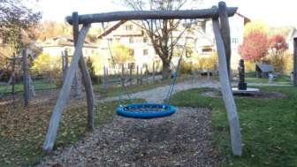 Spielplatz bi üs im Aemmitau, Wasen i. E., Schaukel
