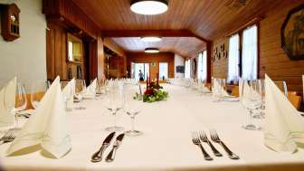 Innenansicht, Gedeckter Tisch, lang