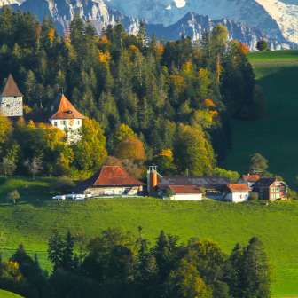 Aussicht zum Schloss Trachselwald. Im Hintergrund sind Eiger, Mönch und Jungfrau zu sehen.